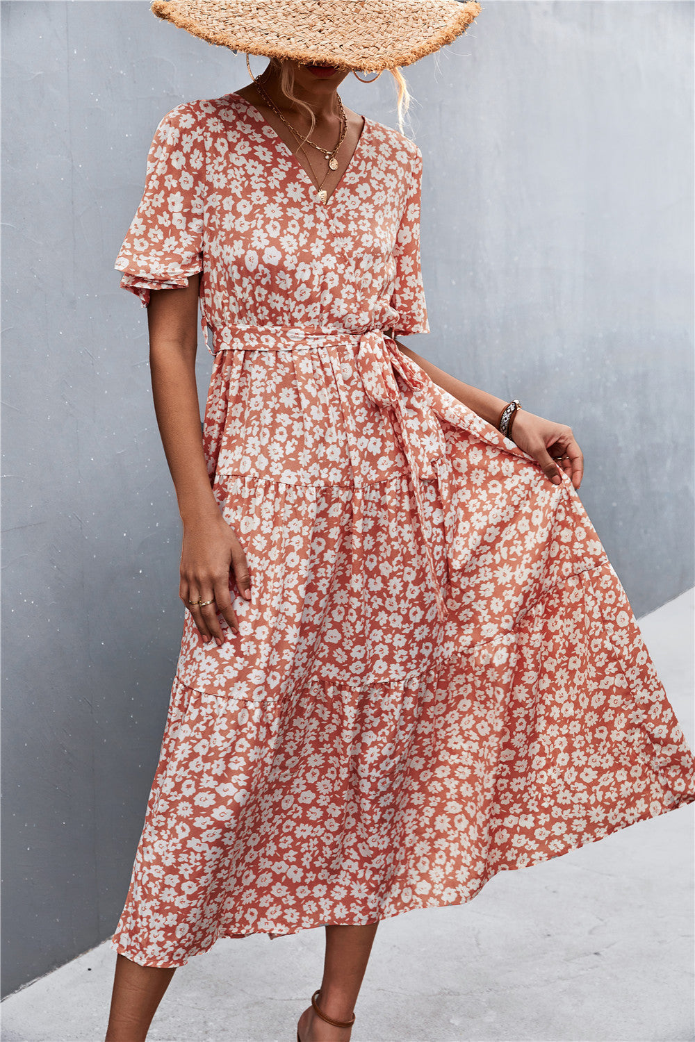 Robe imprimée à col en V et manches flottantes avec ceinture