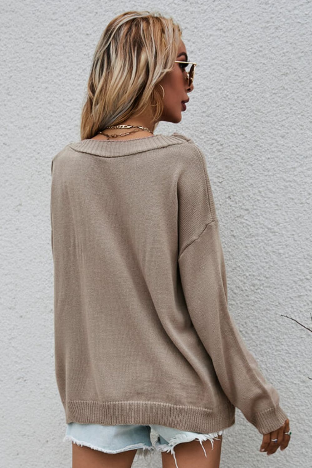 Pullover mit U-Boot-Ausschnitt und Knopfdetail
