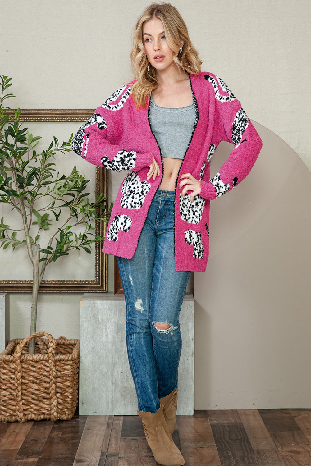 Rosarote Strickjacke mit offener Vorderseite und Animalprint
