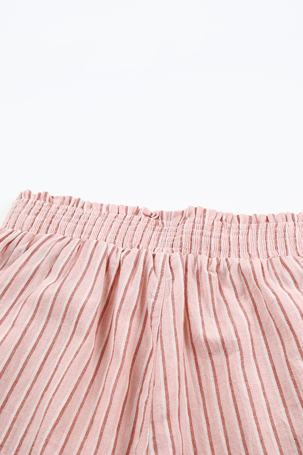 Gestreifte Paperbag-Shorts mit ausgefranstem Saum