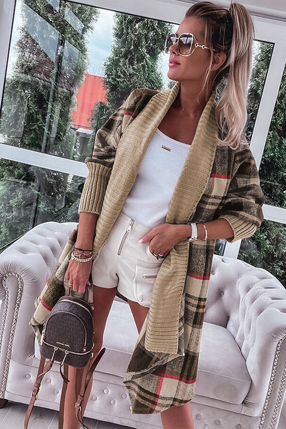Braune, gerippte Strickjacke mit offenem Schottenmuster und Spleißmuster