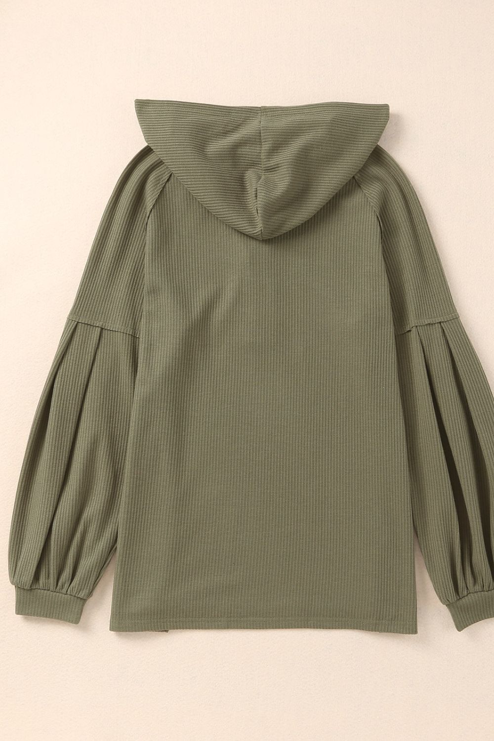 Kapuzenpullover aus Waffelstrick mit Puffärmeln, Seitenschlitzen und Knöpfen