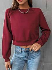 Kurzes Sweatshirt mit Raglanärmeln und Rundhalsausschnitt