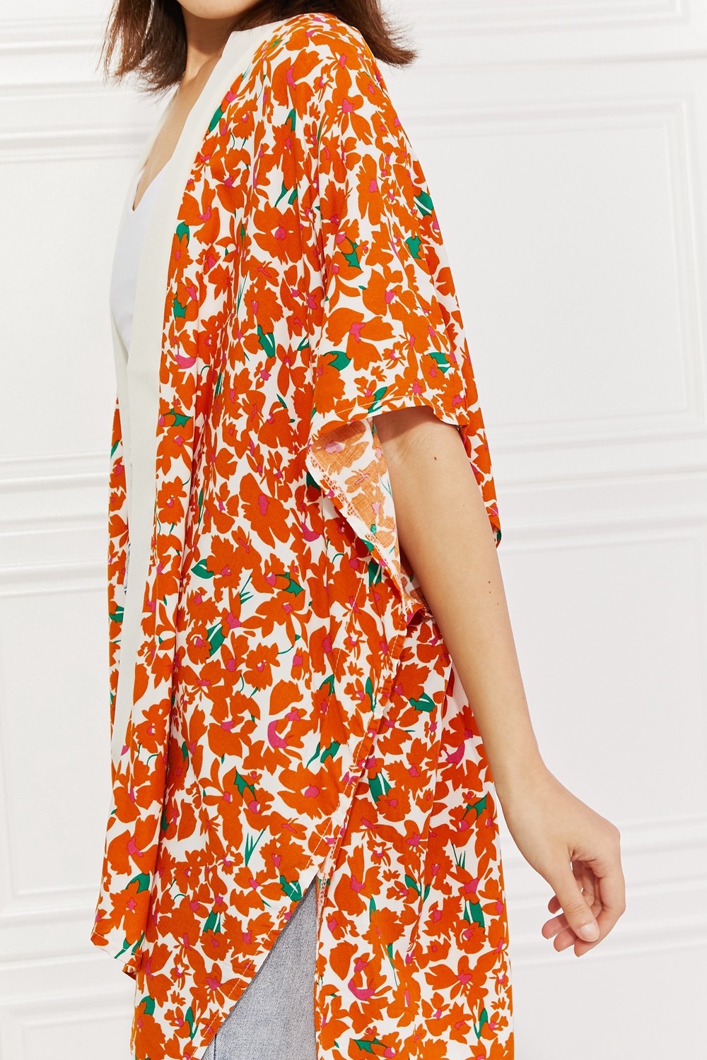 Justin Taylor – Kimono mit Zitrusblüten-Blumenmuster und Kontrastbesatz