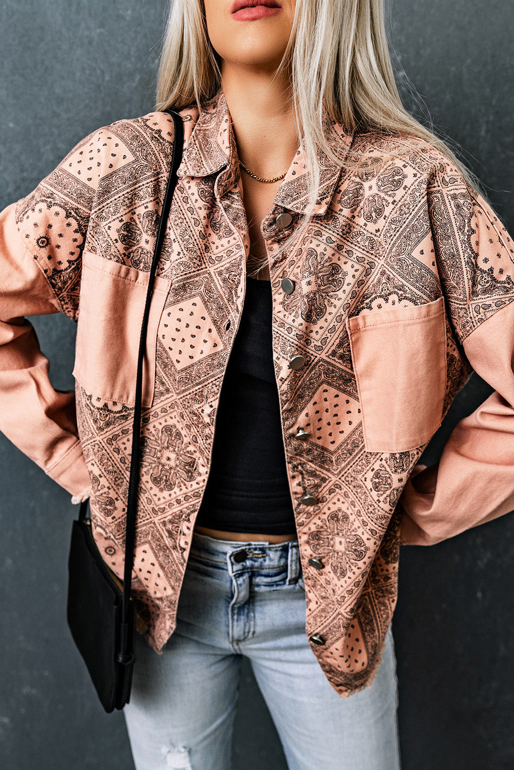 Bedruckte Button-Down-Jacke mit offenem Saum und Taschen