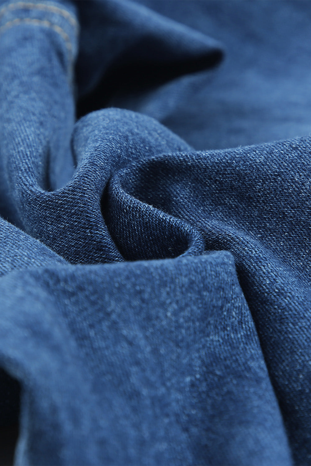 Asymmetrische Schlaghosenjeans mit offenem Saum