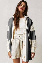 Dunkelgraue Strickjacke mit Patchwork-Knopfleiste und Kapuze
