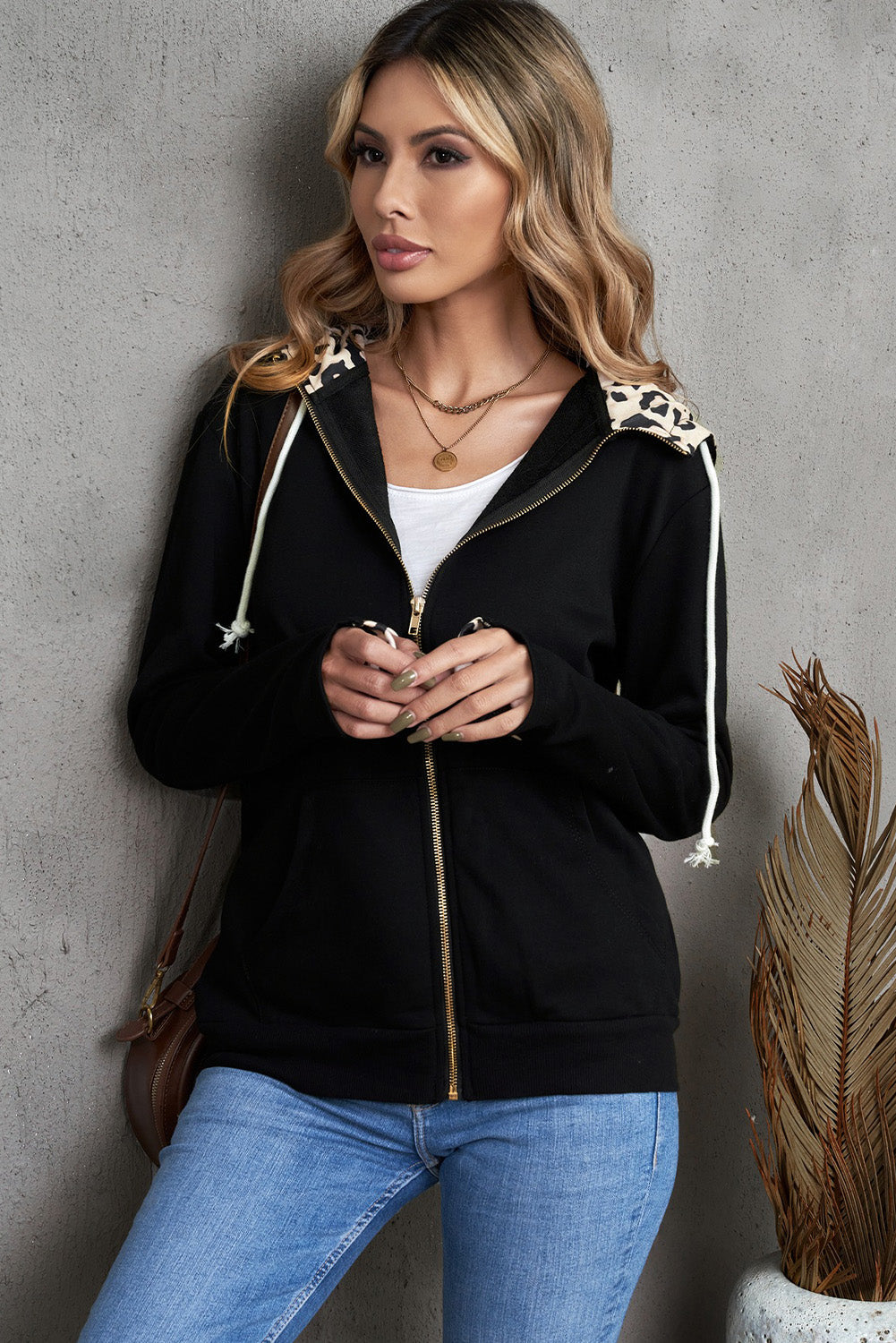 Veste à capuche zippée avec poches et manches passe-pouce