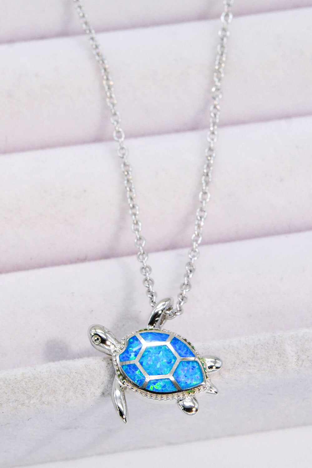 Halskette mit Gliederkette und Opal-Schildkrötenanhänger