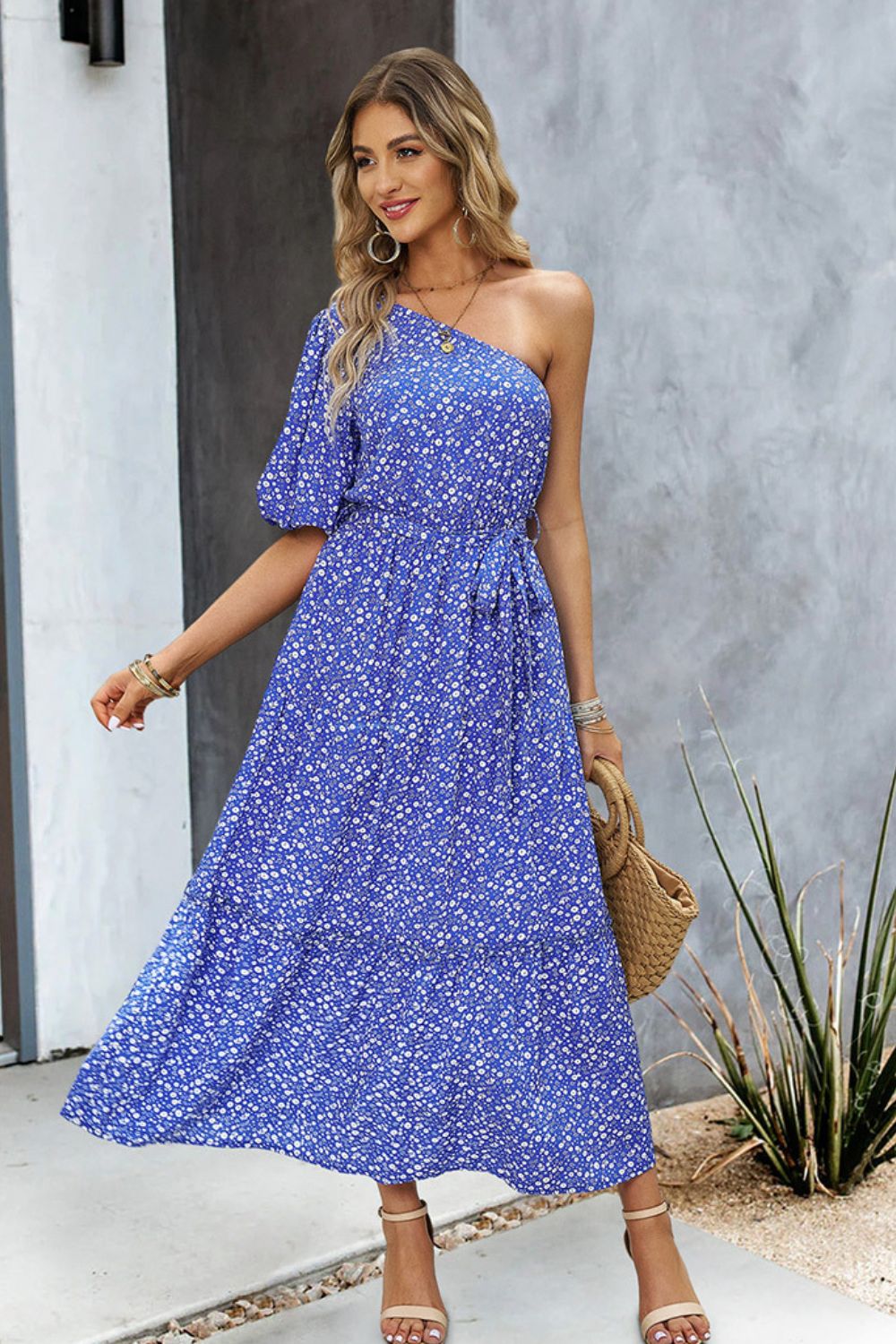 Robe longue imprimée asymétrique avec ceinture nouée