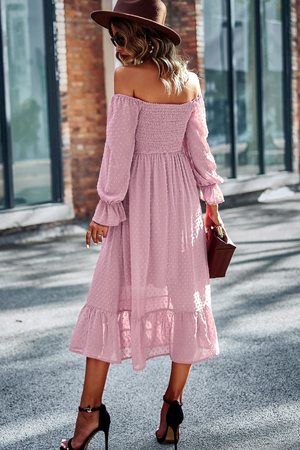 Robe à pois suisses à col carré et smocks