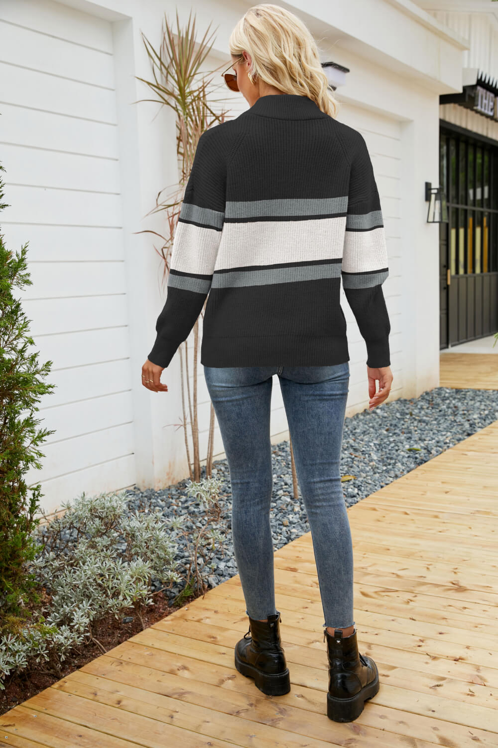 Rippstrickpullover mit Viertelreißverschluss und Kragen