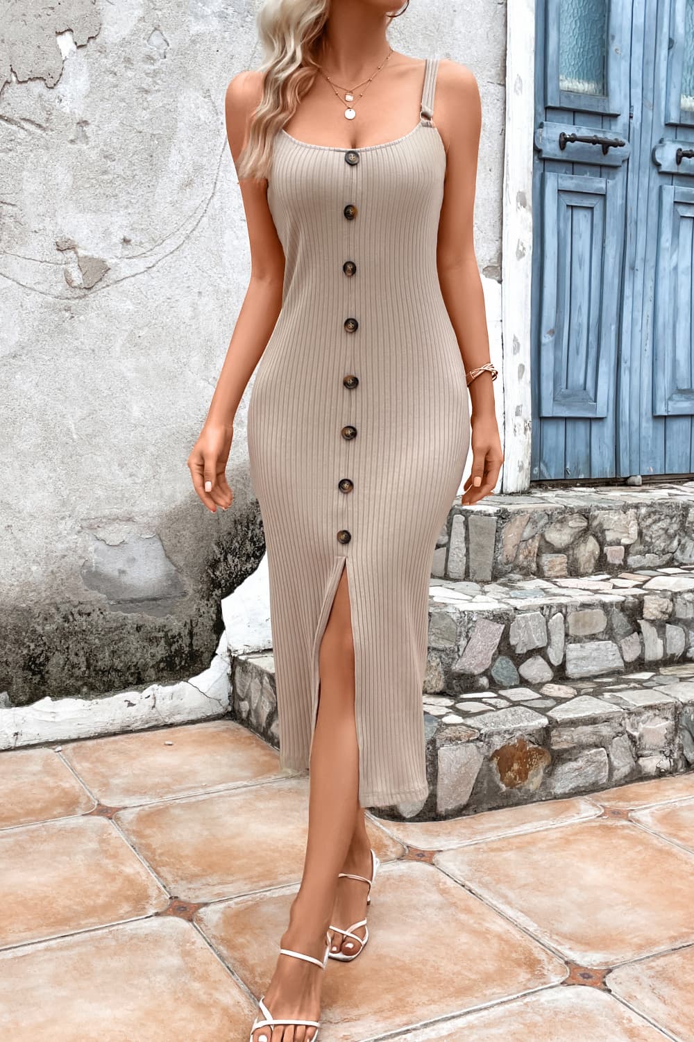 Robe mi-longue fendue à boutons décoratifs sur le devant