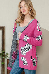 Rosarote Strickjacke mit offener Vorderseite und Animalprint