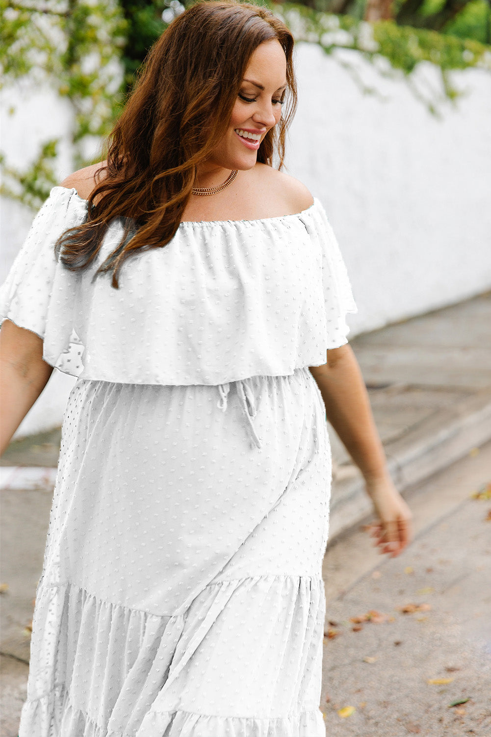 Robe à volants et épaules dénudées à pois grande taille