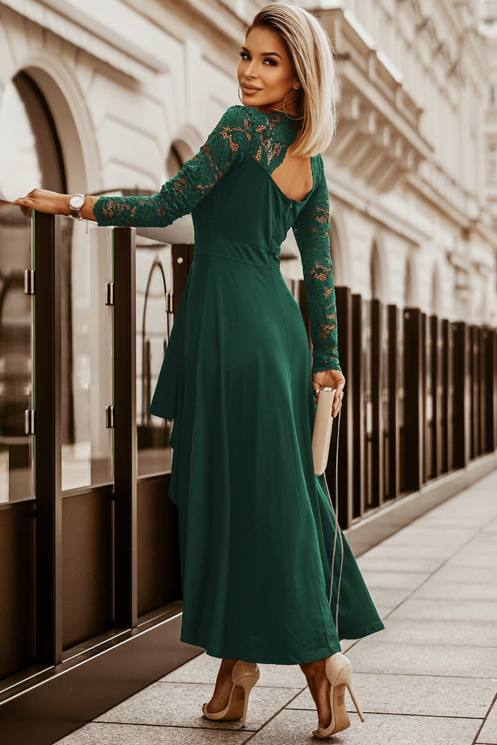 Robe en dentelle à col en V asymétrique