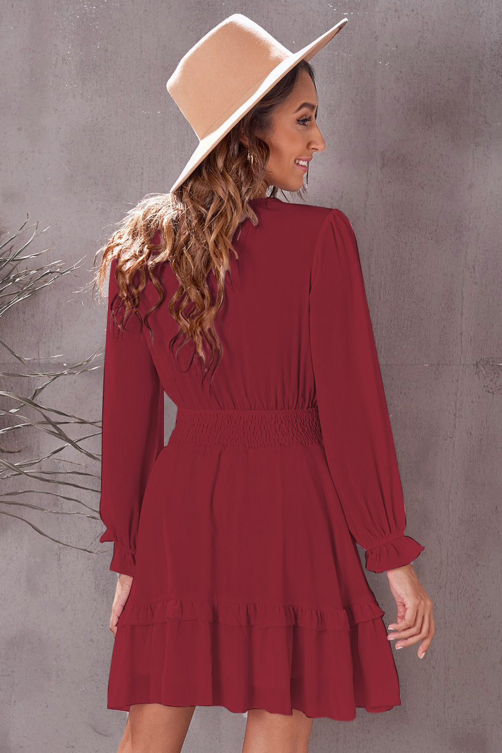 Robe à volants et taille froncée et décolleté plongeant