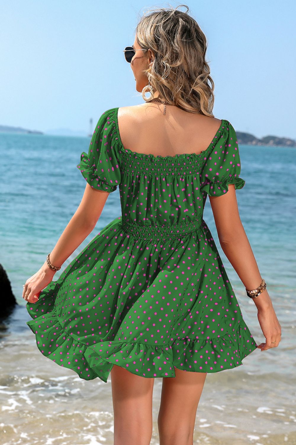 Robe à pois, col carré et taille smockée