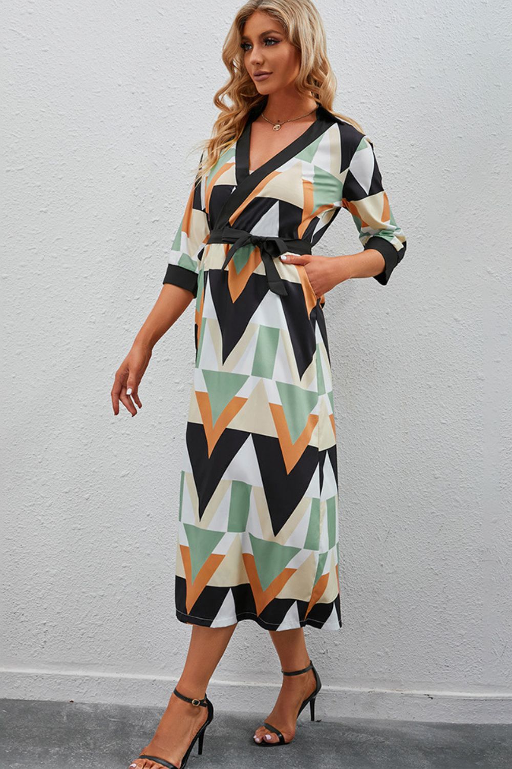 Robe midi imprimée à manches trois-quarts et nouée