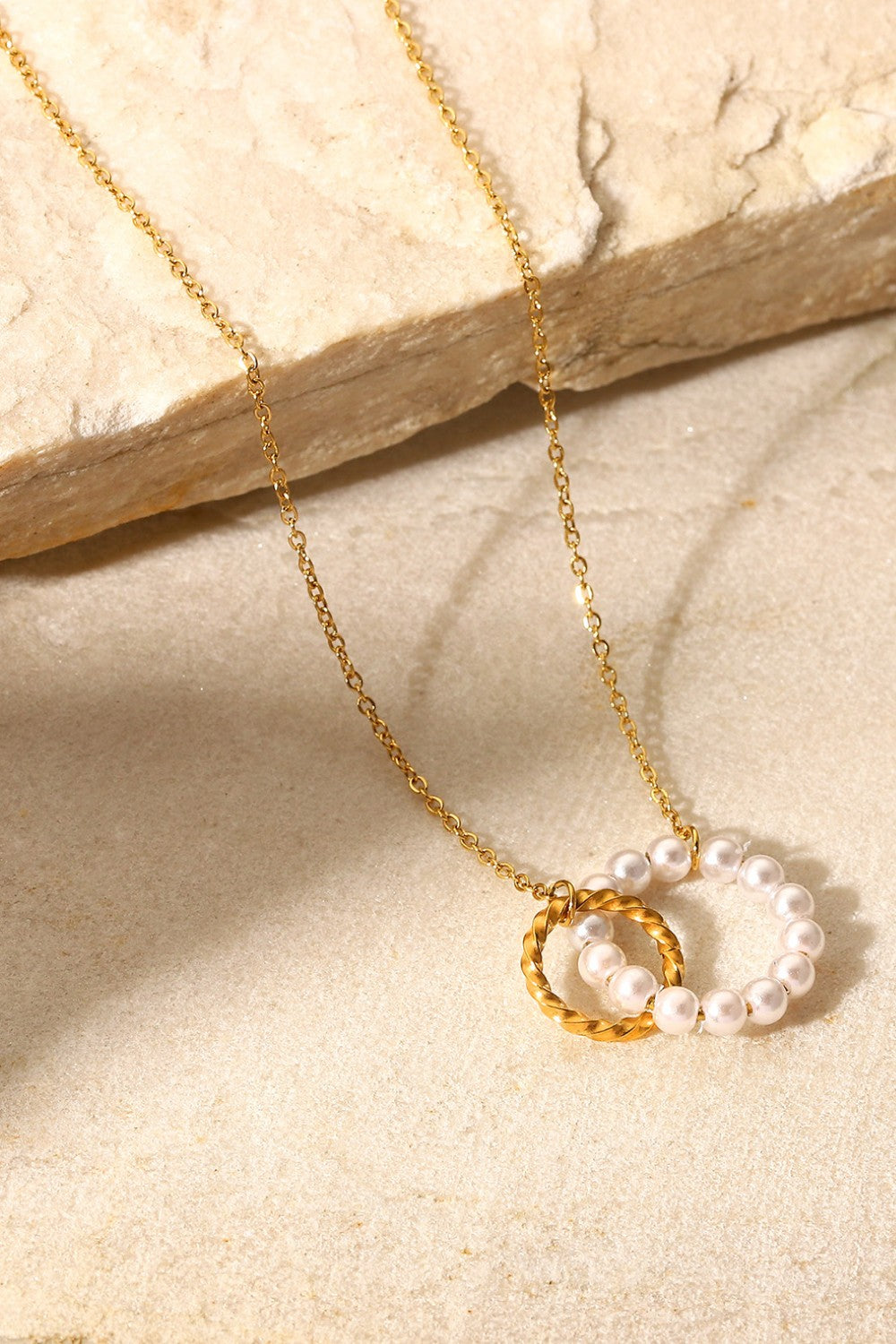 Collier avec pendentif en forme de créole en perles