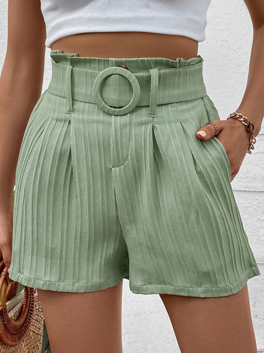 Shorts mit Gürtel und Taschen