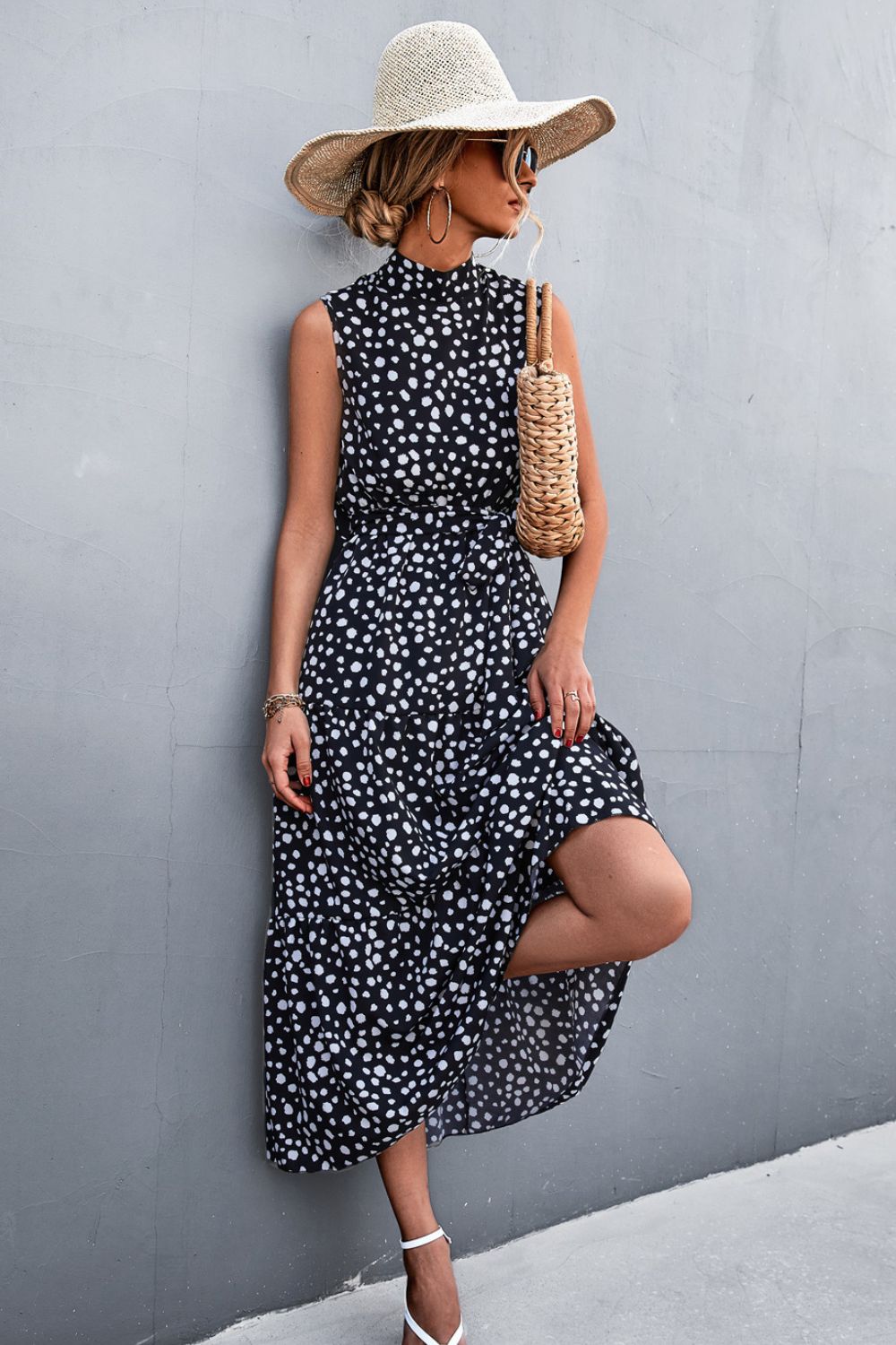 Robe imprimée à col montant sans manches avec ceinture et volants