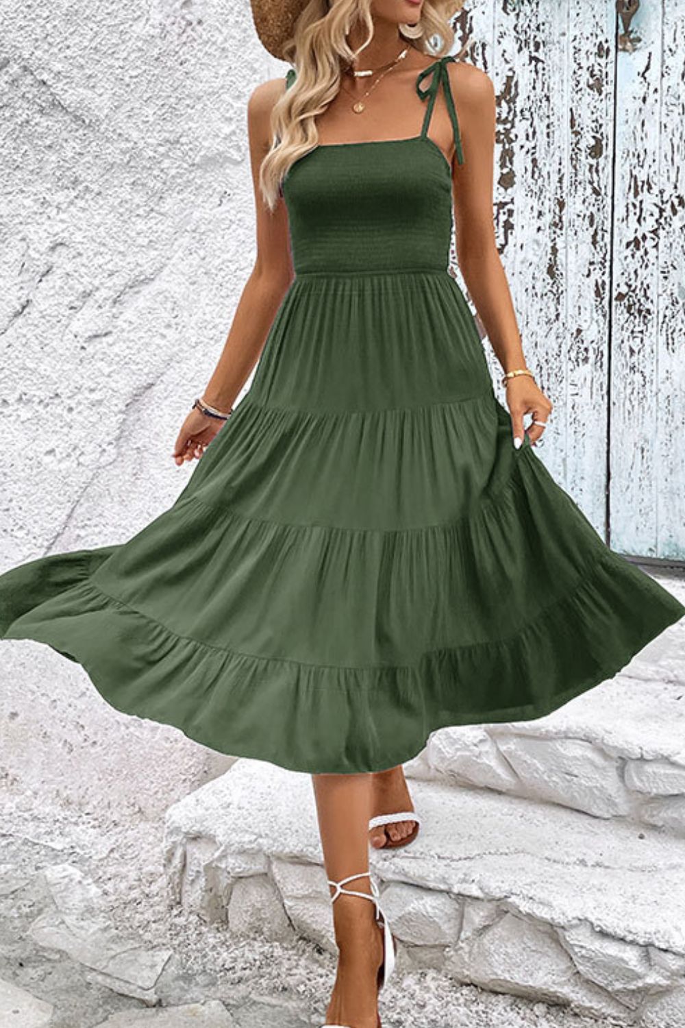 Robe mi-longue à volants et épaules nouées