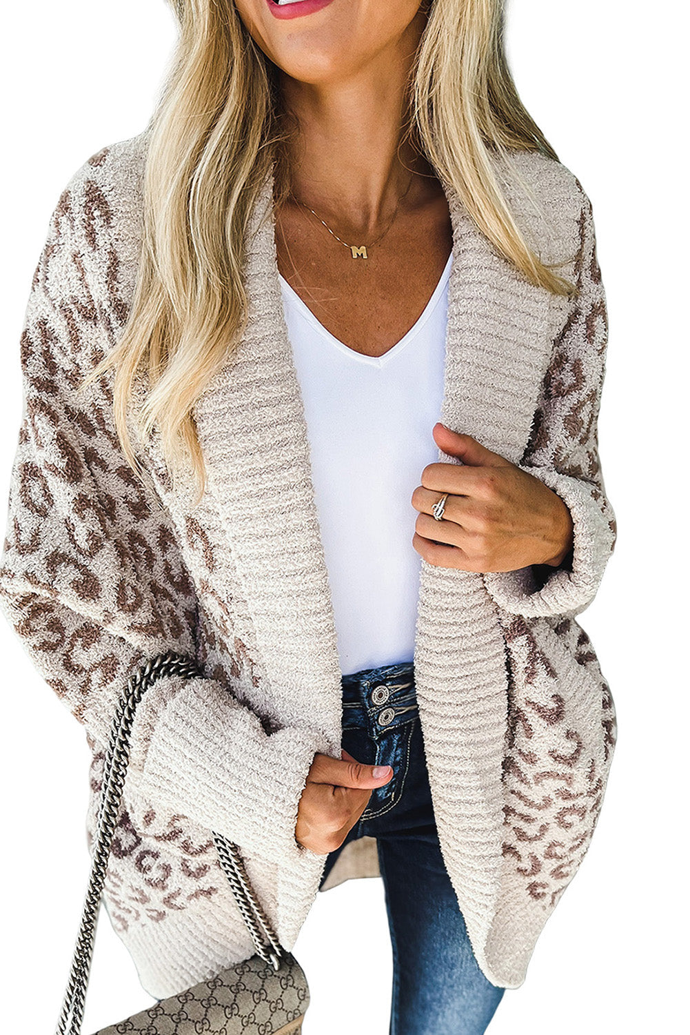 Khakifarbene Strickjacke mit flauschigem Leopardenmuster, geripptem Saum, Taschen und Reverskragen