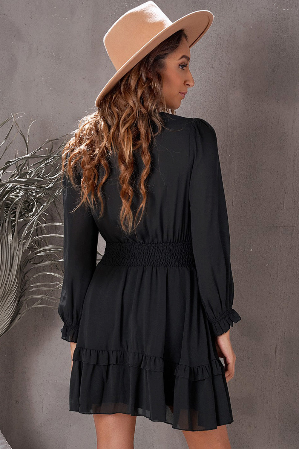 Robe à volants et taille froncée et décolleté plongeant