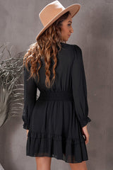 Robe à volants et taille froncée et décolleté plongeant