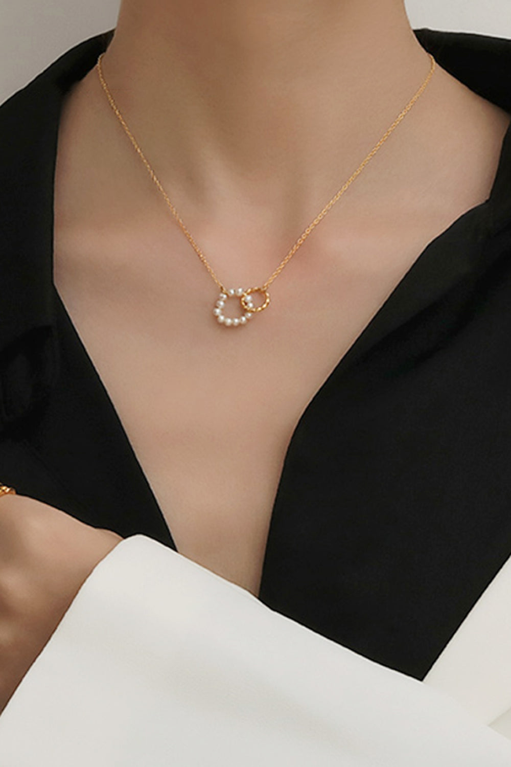 Collier avec pendentif en forme de créole en perles