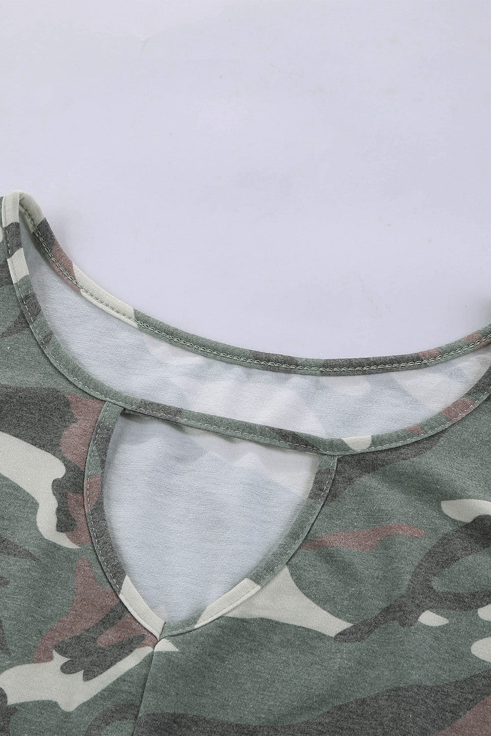 Tanktop mit Camouflage-Print und Ausschnitten am Saum