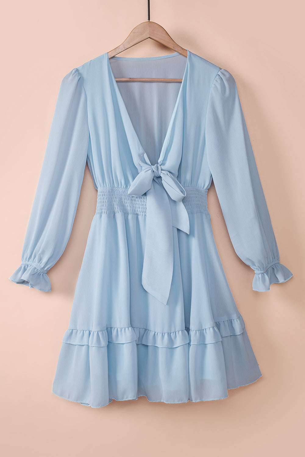 Robe à volants et taille froncée et décolleté plongeant