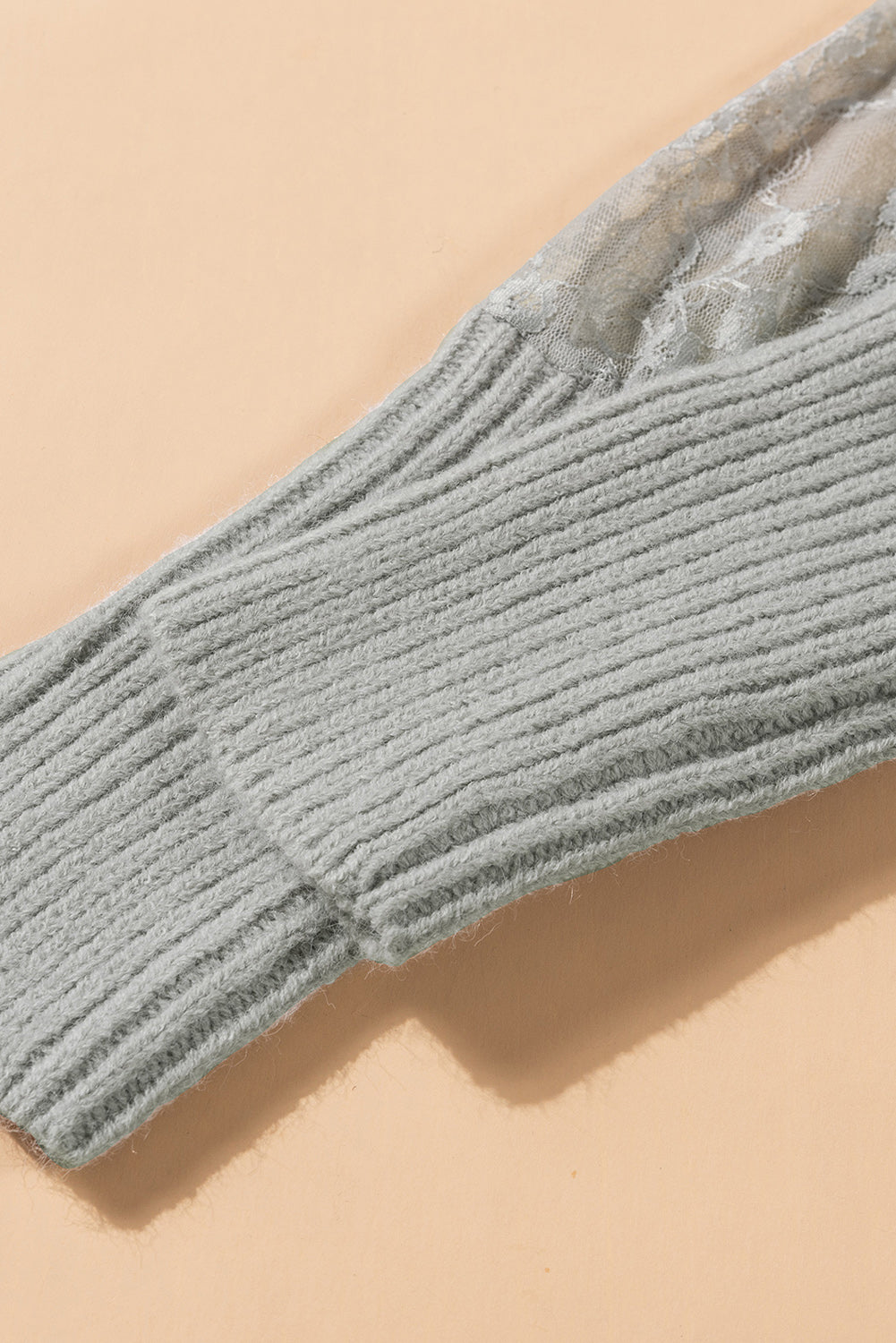 Robe en tricot à manches en dentelle et col en V