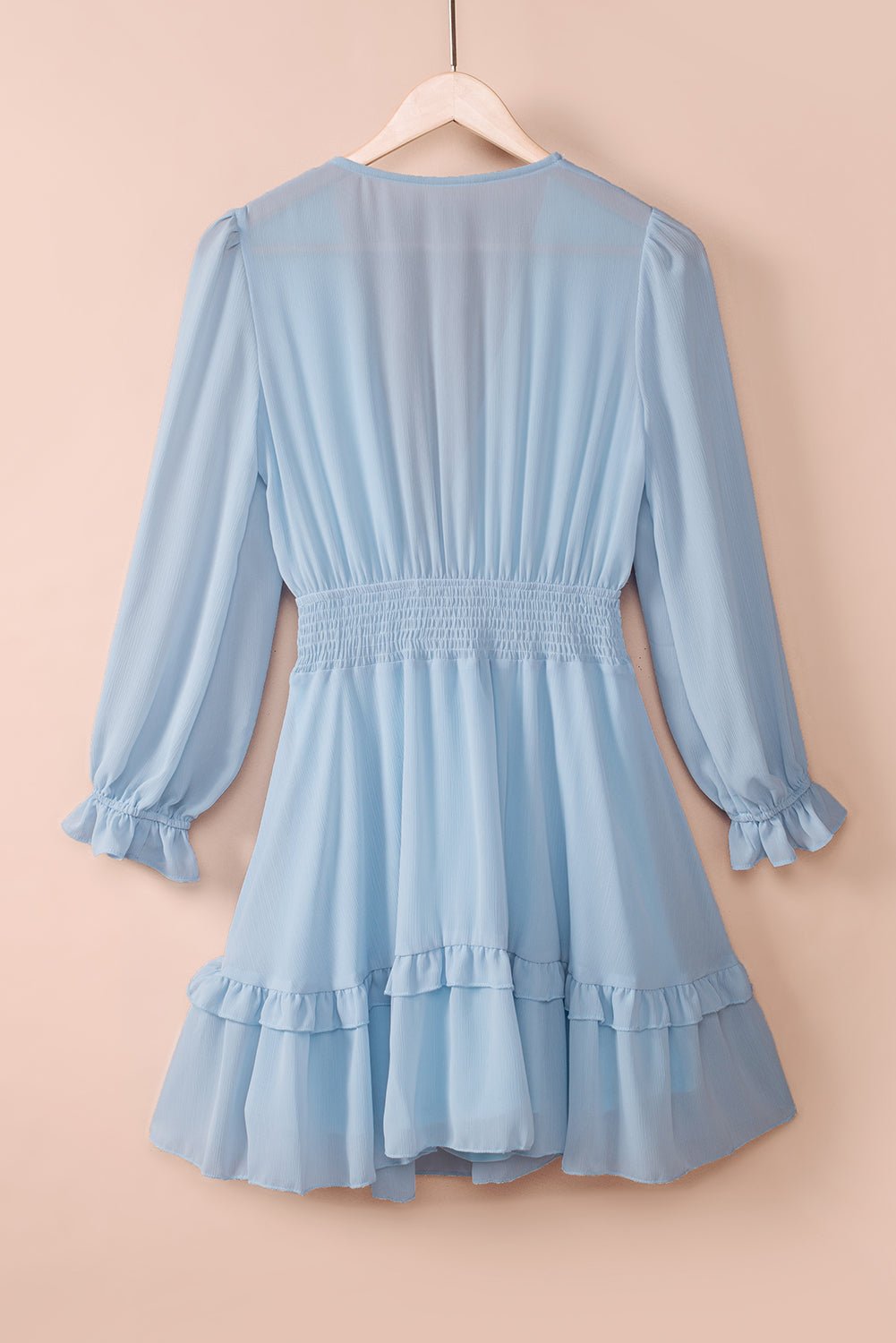 Robe à volants et taille froncée et décolleté plongeant