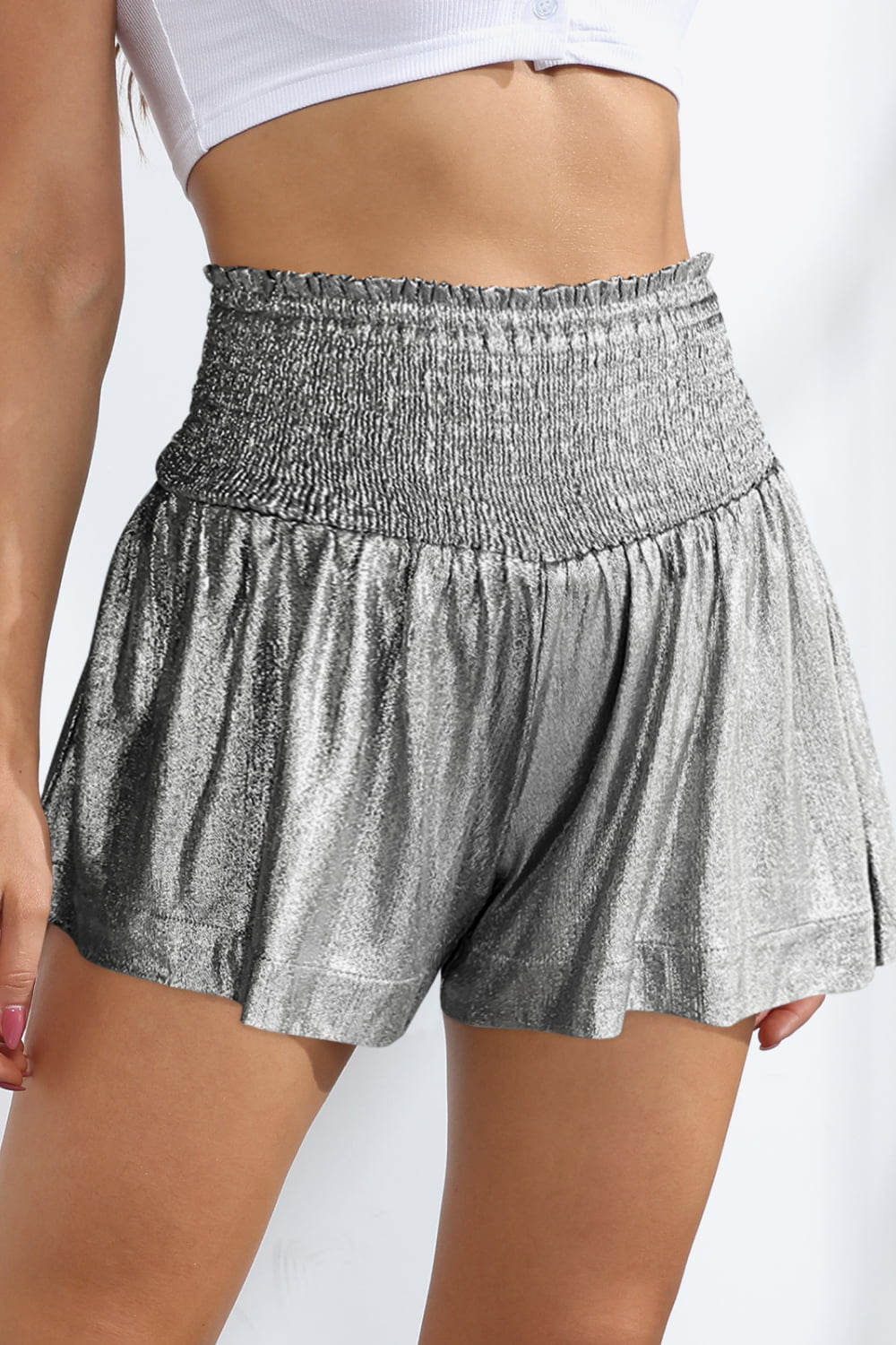 Glitzernde, gesmokte Shorts mit hoher Taille