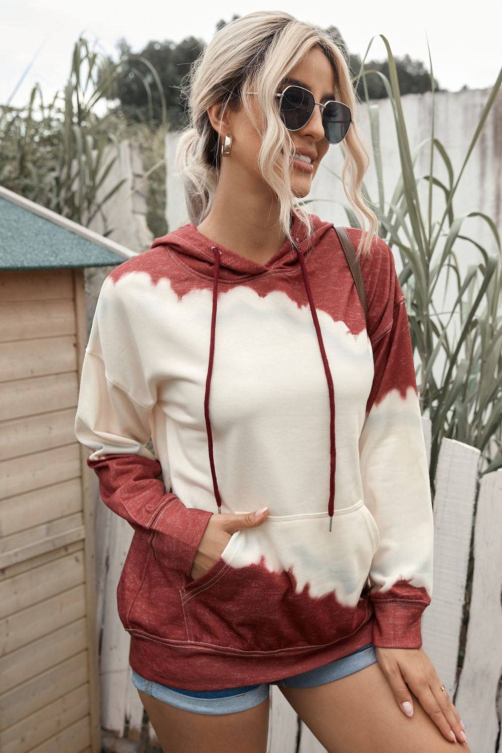 Hoodie mit Batik-Farbblock und Kordelzug