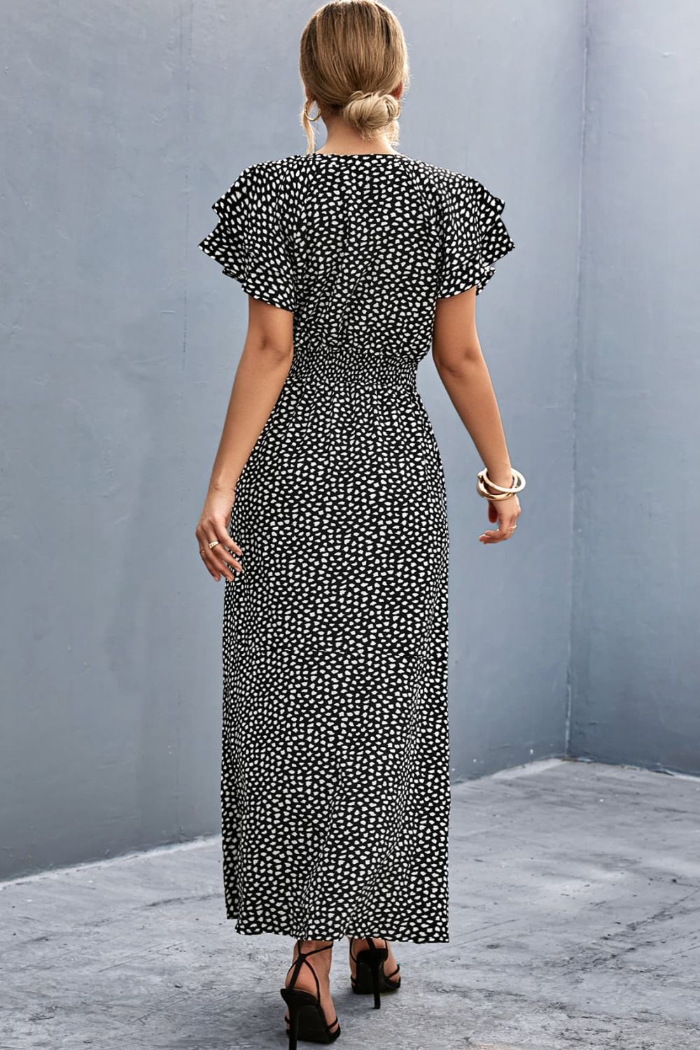 Robe imprimée fendue à col noué et manches flottantes