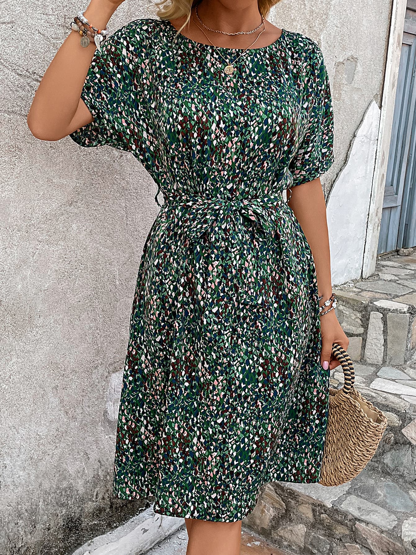 Robe imprimée à col rond et ceinture nouée