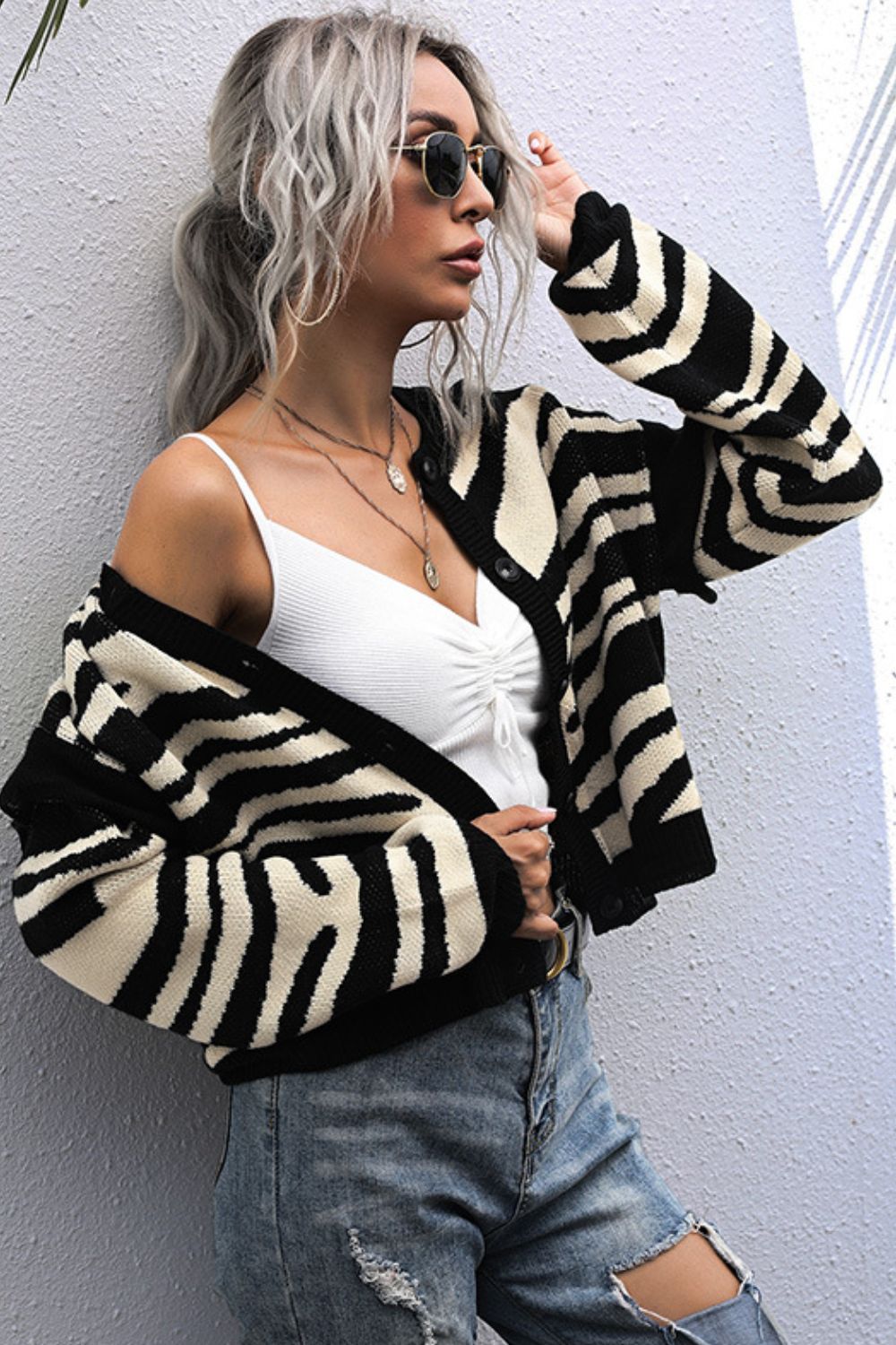 Gestreifte Strickjacke mit Button-Down-Kragen und überschnittenen Schultern