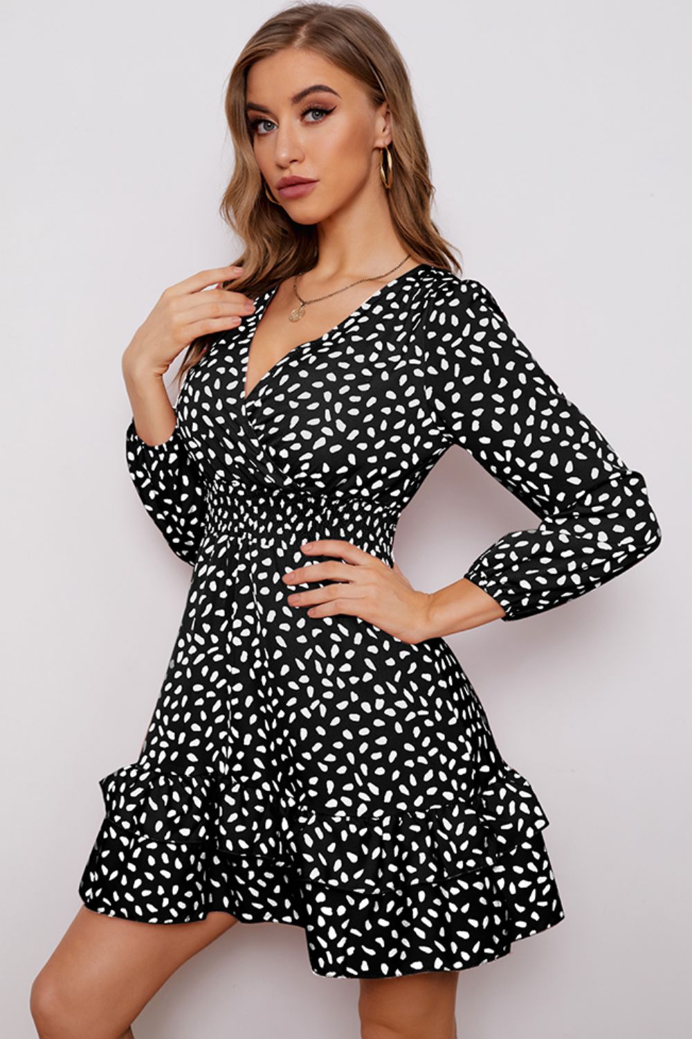 Robe imprimée à col surplis et manches bouffantes avec ourlet à volants