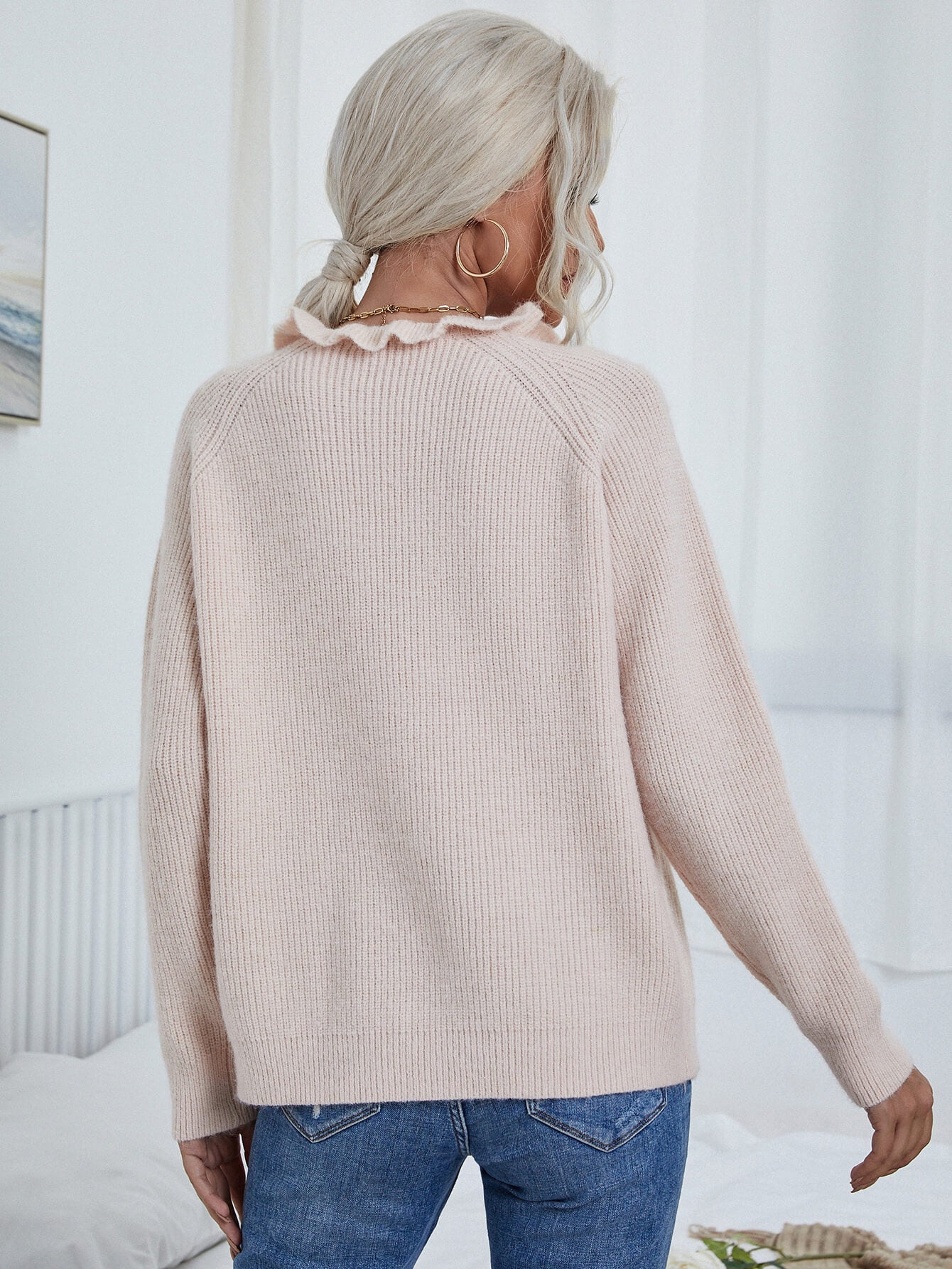 Rippstrickpullover mit Knopfdetail und Rüschenkragen
