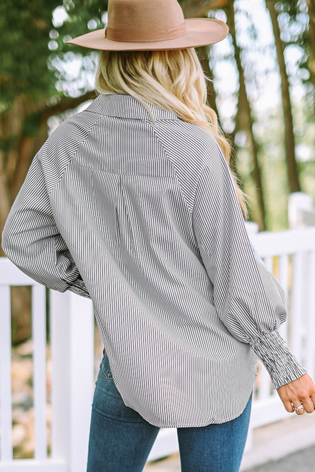 Chemise rayée à smocks et boutons sur le devant