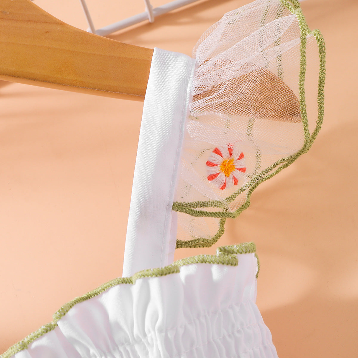 Robe smockée brodée à col carré