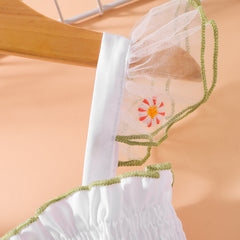 Robe smockée brodée à col carré