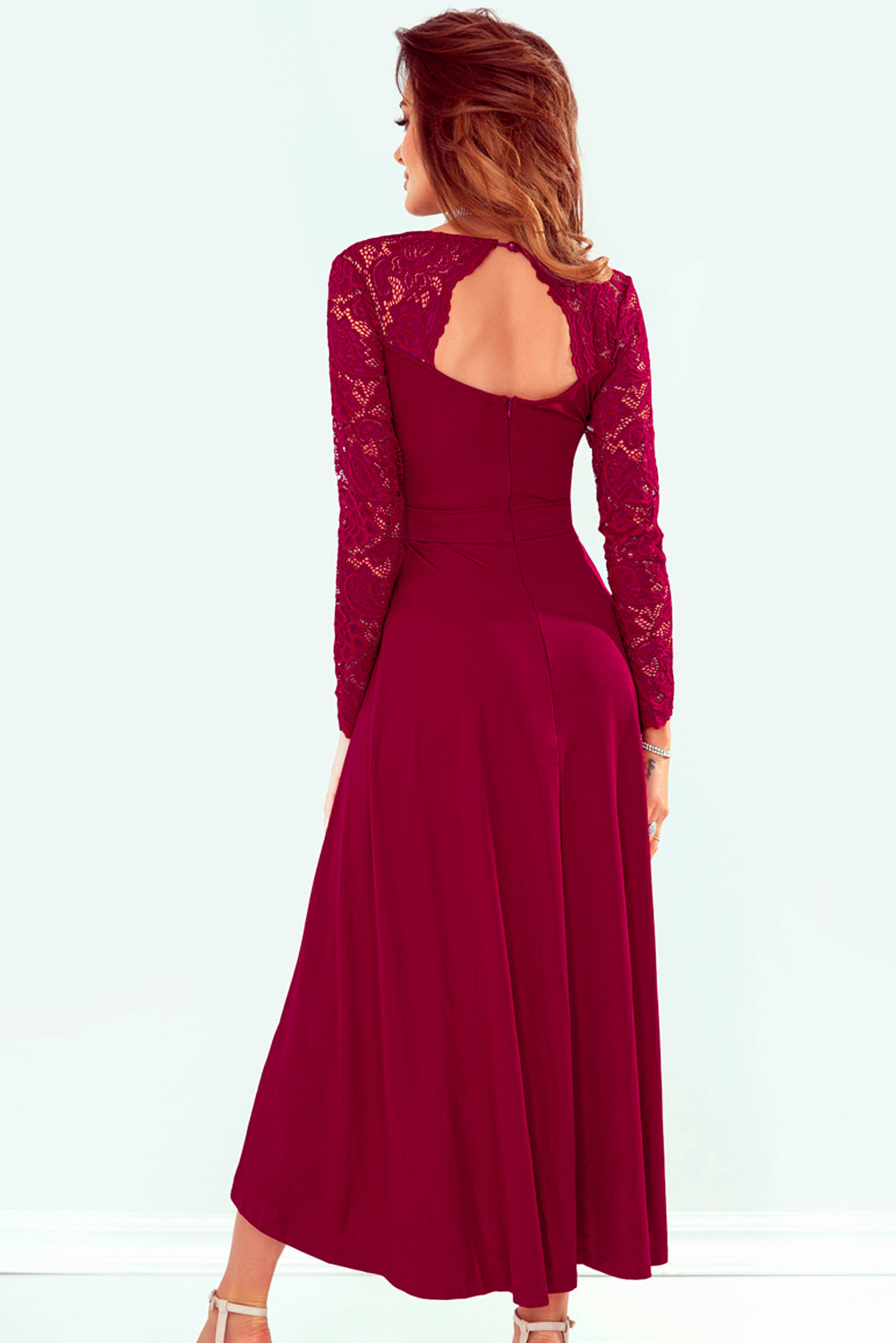 Robe en dentelle à col en V asymétrique