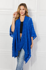 Justin Taylor – Asymmetrischer Poncho-Cardigan mit Pom-Poms in Blau