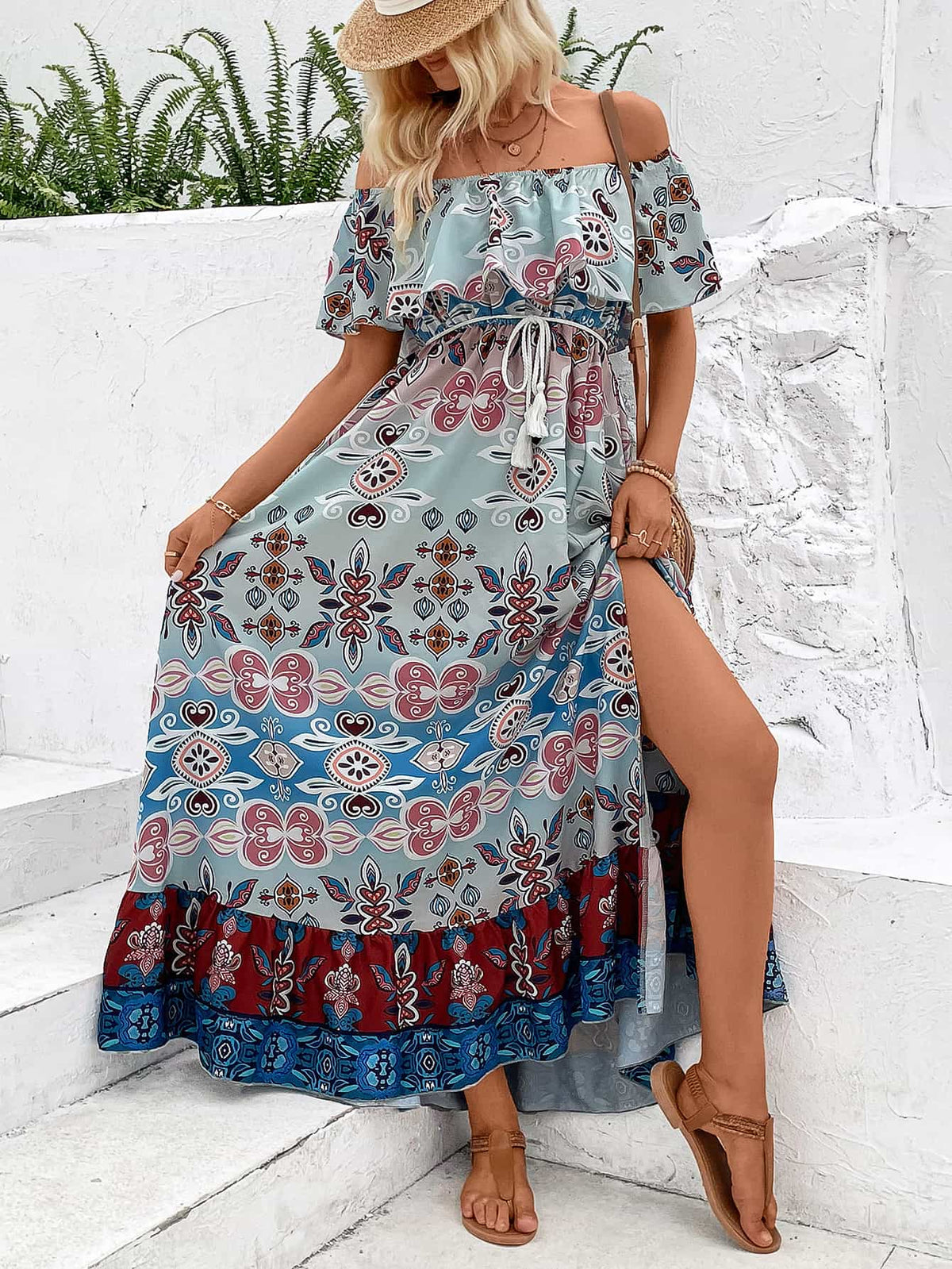 Robe longue fendue à épaules dénudées imprimée