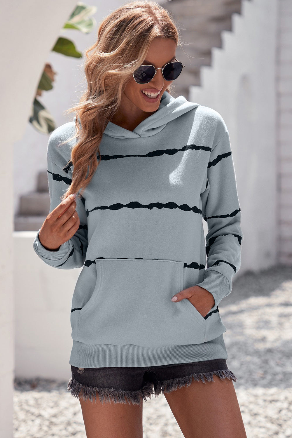 Gestreifter Hoodie mit überschnittenen Schultern und Kängurutasche