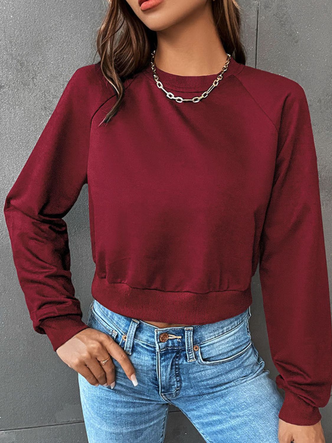 Kurzes Sweatshirt mit Raglanärmeln und Rundhalsausschnitt
